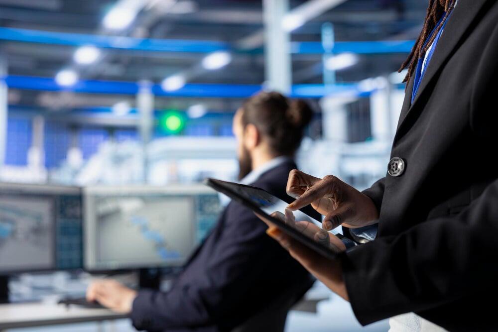 Profesionales utilizando tecnologías digitales en un entorno industrial, reflejando transformación digital en marcha