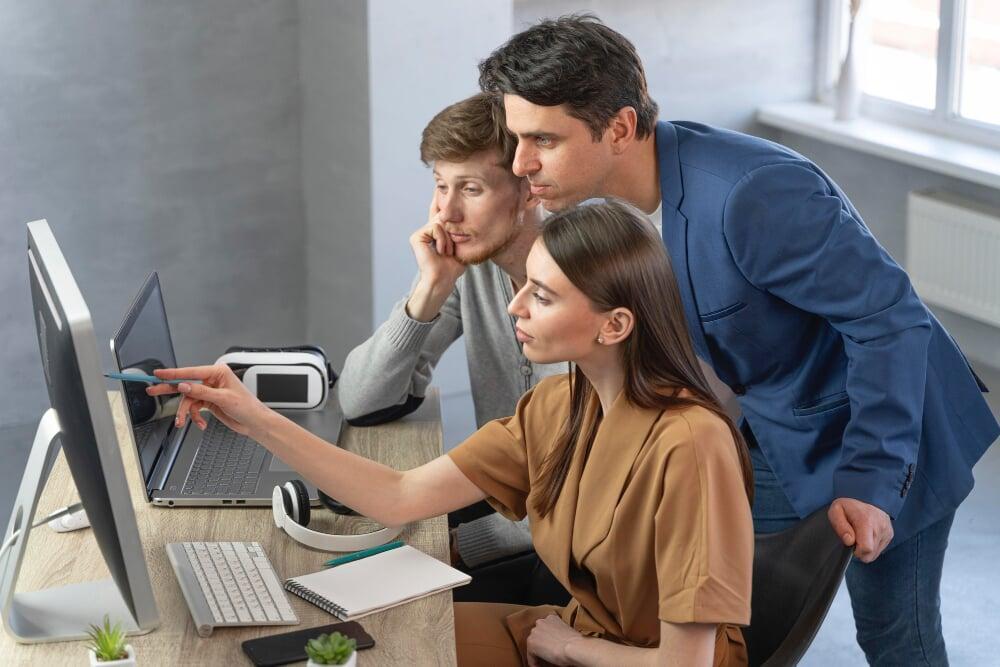 Equipo analizando herramientas tecnológicas para implementar soluciones CRM, IA y automatización