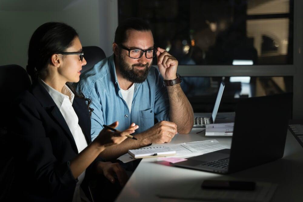Colaboradores en sesión nocturna de capacitación y adopción digital