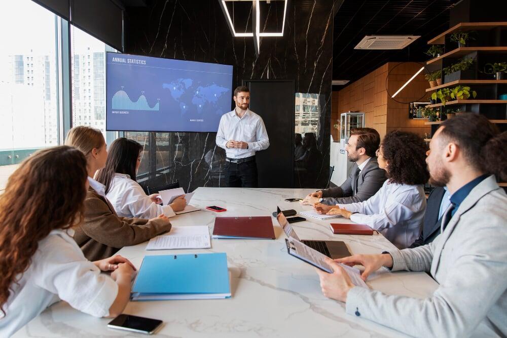 Equipo analizando datos y estudios de cliente para tomar decisiones estratégicas basadas en insights