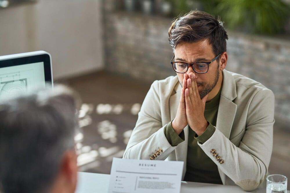 Cliente frustrado durante una atención deficiente, reflejando una experiencia de servicio fragmentada