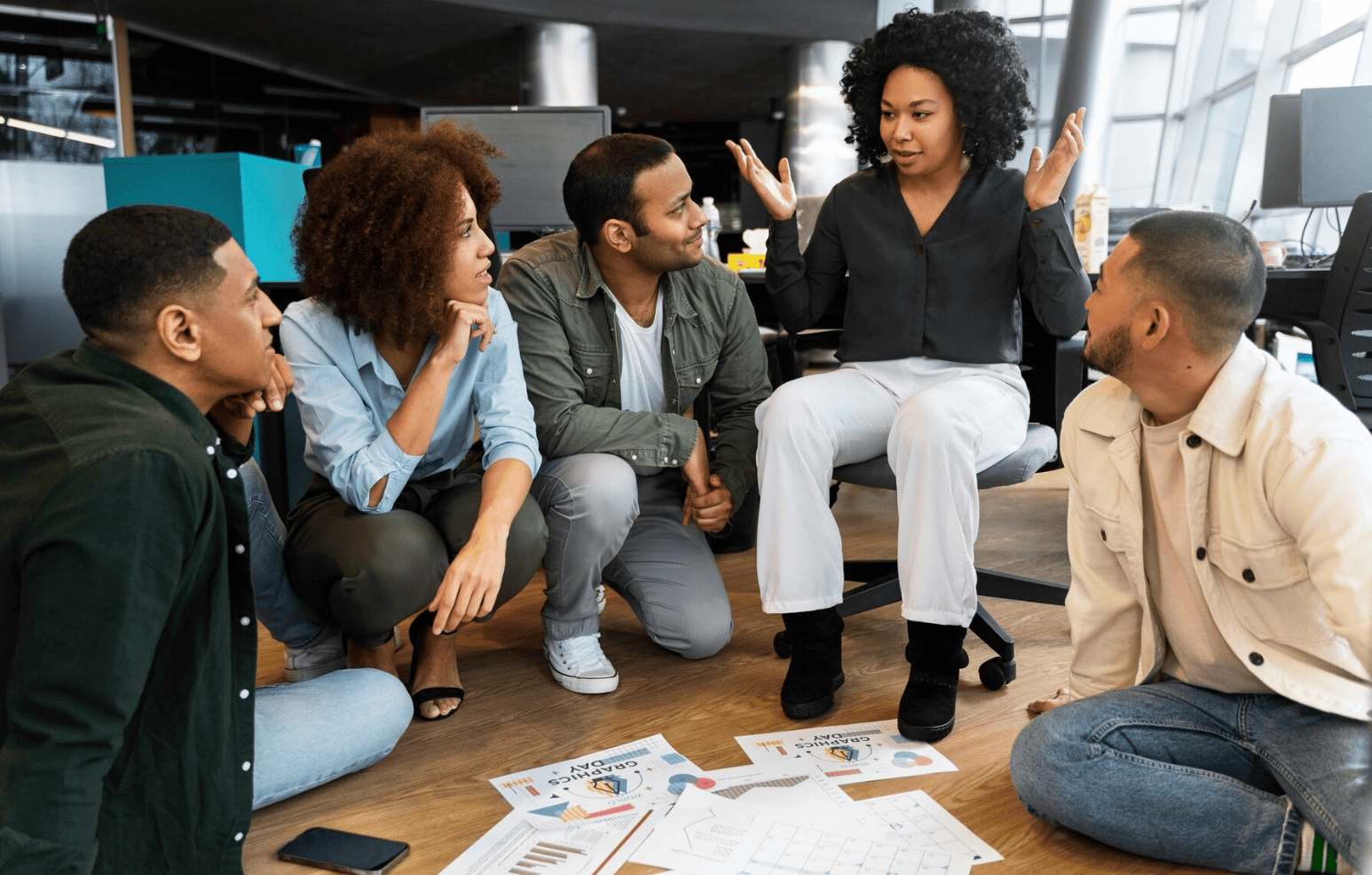 Grupo de colaboradores conversando en un ambiente informal, diseñando estrategias de experiencia del empleado