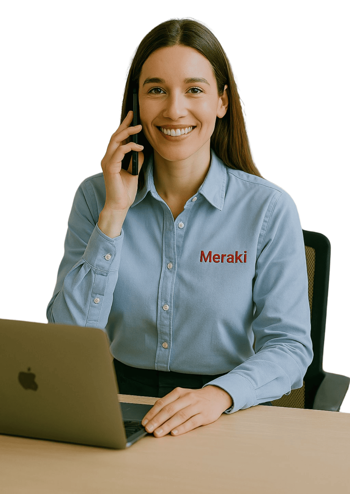 Asesora de Grupo Meraki sonriendo mientras atiende una llamada, reflejando cercanía y atención personalizada