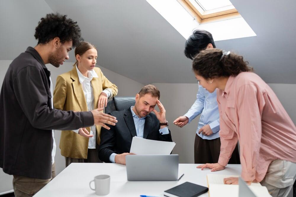 Equipo de trabajo debatiendo ideas en una reunión, buscando soluciones estratégicas