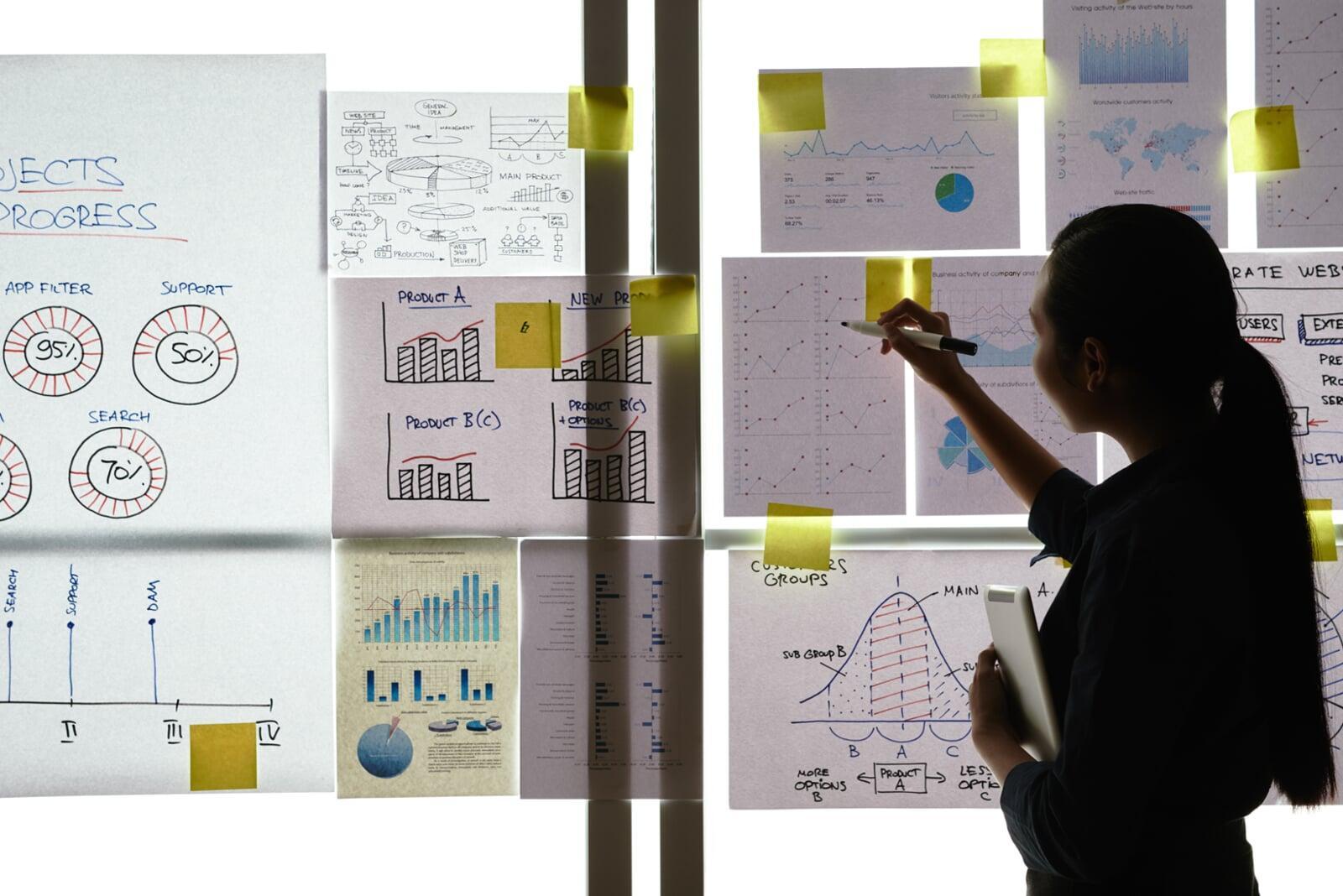 Colaboradora revisando métricas en un tablero para elevar el desempeño del equipo