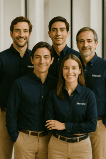 Equipo de Grupo Meraki sonriendo, transmitiendo cercanía, profesionalismo y compromiso